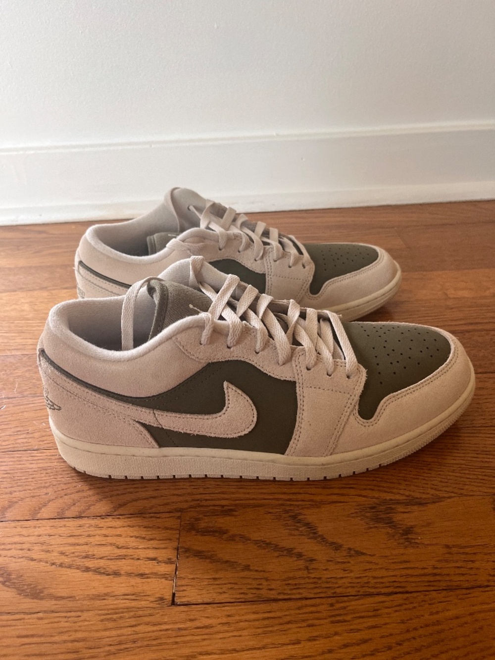 Men's Air Jordan 1 low SE Hv4089-201, size 10.5, brand new!